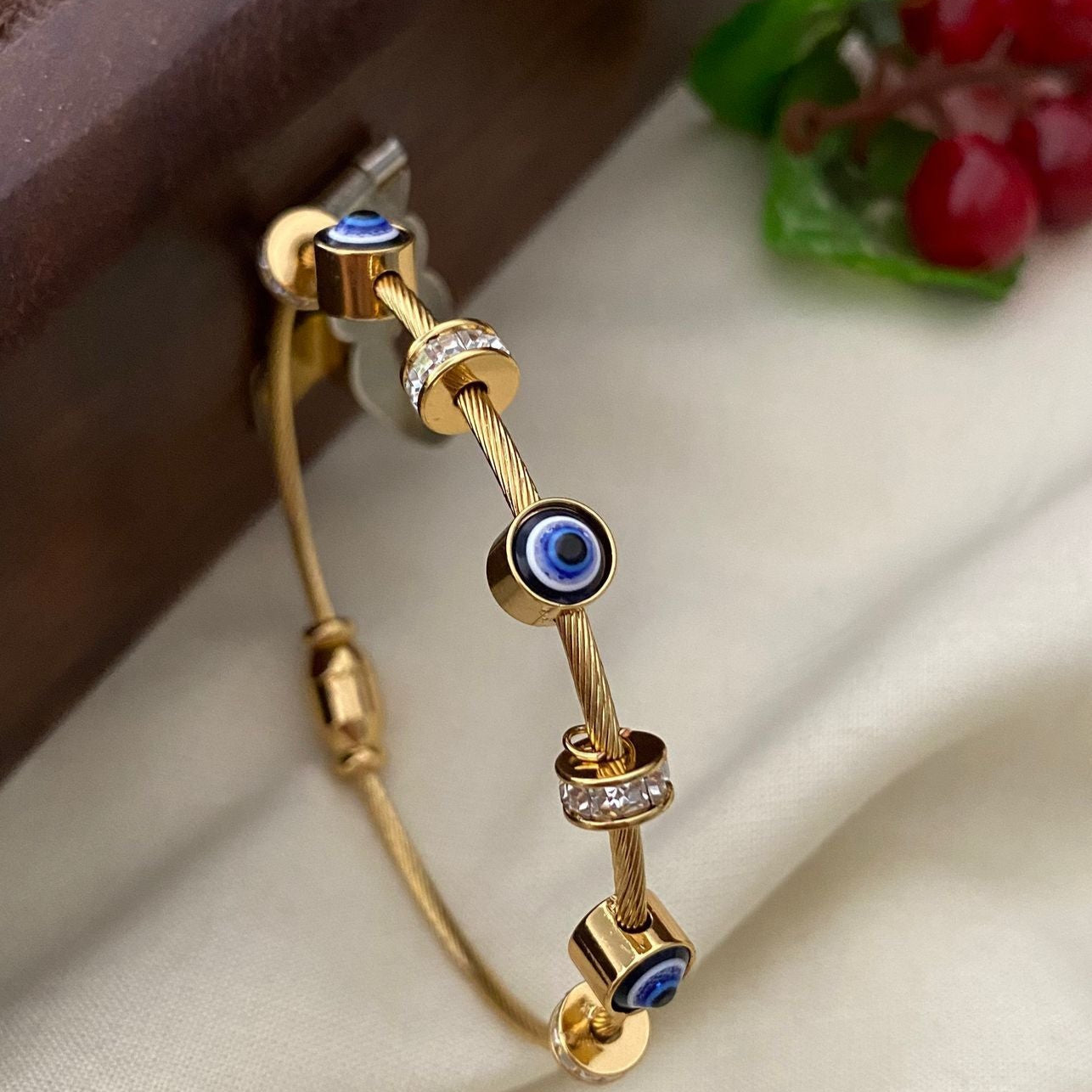 Stainless Steel Evil Eye Bracelet in Gold (Anti-Tarnish)